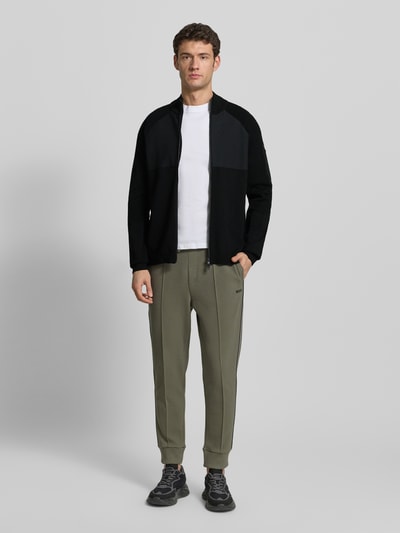 Männermodel trägt Regular Fit Sweatjacke aus Viskose-Mix Modell 'TOUR HY' von BOSS Green, Optik: unifarben, Ganzkörperansicht von vorne.