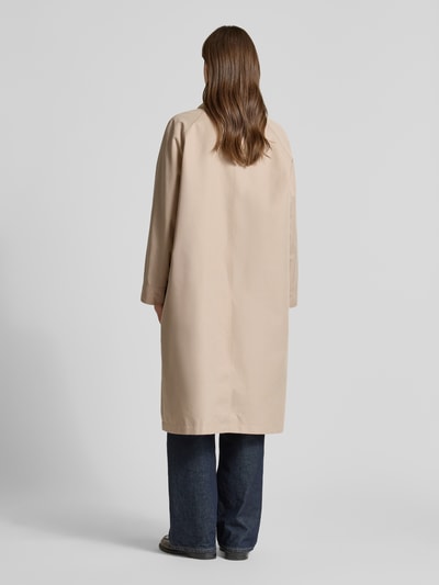 Frauenmodel trägt Taillierter Trenchcoat mit Innenmuster von Jake*s Collection, beige, gerade Linien, glatte Textur, Ganzkörperansicht Rückansicht. Material-Mix mit Woll-Anteil, taillierter Schnitt, Hemdblusenkragen, Knopfleiste, Taillengürtel, Eingrifftaschen, Rückenlänge 110 cm, Schulterbreite 47 cm, Brustweite 63 cm, Ärmellänge 57 cm.