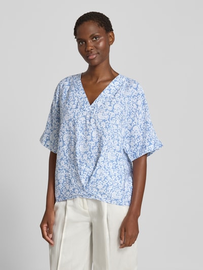 Frauenmodel trägt Regular Fit Bluse mit V-Ausschnitt und 1/2-Arm von Christian Berg Woman im Allover-Look, Farbe Blau-Weiß, Ganzkörperansicht von vorne.
