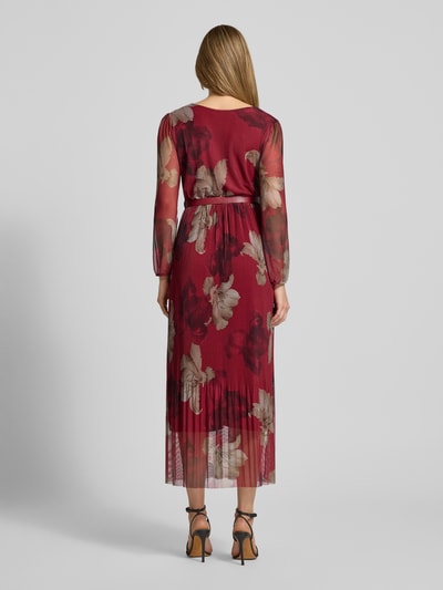 Modelka kobieca nosi Midikleid mit Gürtel Modell 'La44rinaa' od ZABAIONE, czerwona sukienka midi z plisami, V-dekoltem i paskiem, widok z tyłu, Ganzkörperansicht Rückansicht.