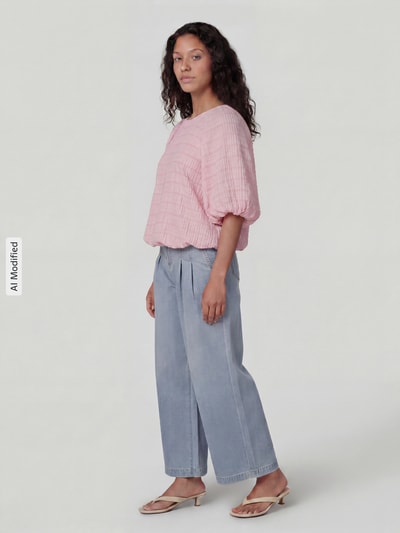 Frauenmodel trägt Regular Fit Bluse mit Strukturmuster von Jake*s Casual in Rosa mit Ballon-Optik und Rundhalsausschnitt, Ganzkörperansicht von vorne.