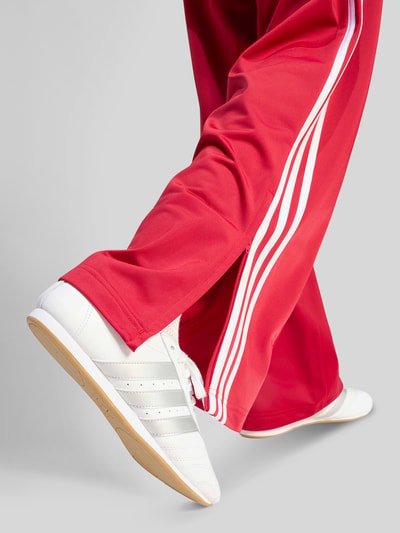 adidas Originals Spodnie dresowe o kroju loose fit z paskami w kontrastowym kolorze Czerwony 5