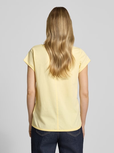 Frauenmodel trägt T-Shirt mit Motiv-Print und Rollsaum von Christian Berg Woman in Gelb, Reine Baumwolle, Gerader-Schnitt, Ganzkörperansicht Rückansicht.