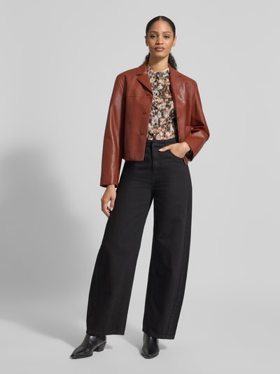 Modelka kobieca ma na sobie Regular Fit Bluzę w stylu allover, model 'CLOUIS SHIRT' od Guess, krój regular fit, długość tyłu 69 cm, długość rękawa 59 cm, koszulowy kołnierzyk, zapięcie na guziki, widok całej sylwetki z przodu.