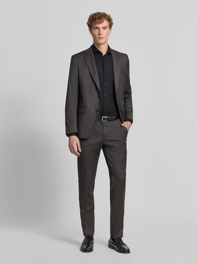 Männermodel trägt Slim Fit Businesshemd aus reiner Baumwolle Modell 'H-Hank-SP' von BOSS, Herren Businesshemd, Ganzkörperansicht von vorne.