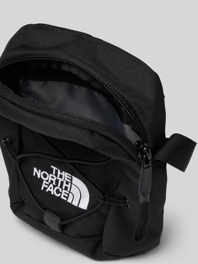 Produktfoto, Handtasche mit Label-Stitching von The North Face in Schwarz mit Reißverschluss, Frontfach und Schulterriemen, strukturierte Oberfläche