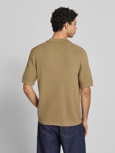 Männermodel trägt Regular Fit Poloshirt aus reiner Baumwolle von Marc O'Polo Denim, Optik: Unifarben, Stricktextur, Ganzkörperansicht Rückansicht.