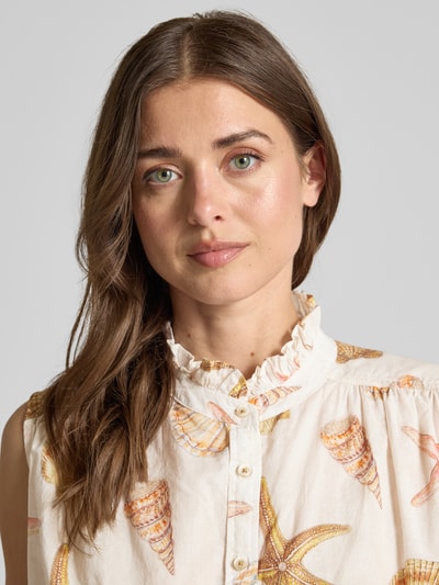Vrouwenmodel draagt Blusentop aus Baumwolle mit Stehkragen van Emily Van den Bergh, puur katoen, regular fit, all-over look, opstaande kraag, ruglengte bij maat 36: 65 cm, Nahaufnahme bovenlichaam.
