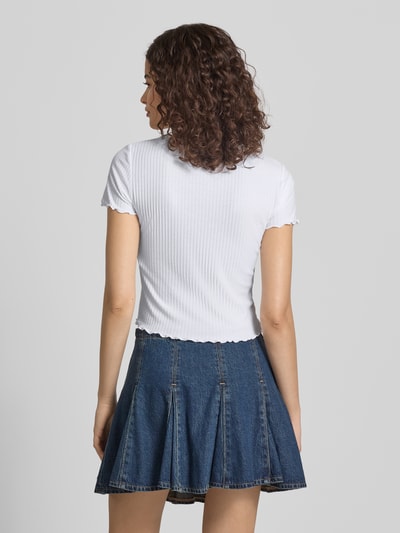 Frauenmodel trägt Slim Fit T-Shirt mit Viskose-Anteil Modell 'EMMA' von Only, Optik: Unifarben, Streifen-Struktur, Ganzkörperansicht Rückansicht.