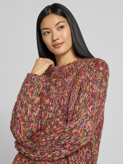 Vrouwenmodel draagt Regular Fit Pullover met schurwoll-aandeel in tricotlook van Rich & Royal, multicolor, elastische materiaalmix, ronde hals, Nahaufnahme bovenlichaam. Ruglengte maat S 60 cm, mouwlengte 67 cm.