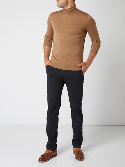 BOSS Sweter z wywijanym kołnierzem o kroju slim fit z żywej wełny Camel 1