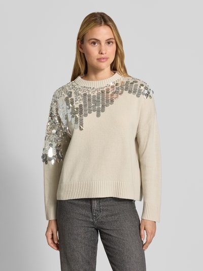 Modelka nosi sweter Regular Fit Pullover aus reiner Wolle Modell 'Calcio' od Marella z cekinowym obszyciem, imitacja dzianiny, kolor jasny, długość tyłu w rozmiarze S: 51 cm, długość rękawów w rozmiarze S: 44 cm, ujęcie: z przodu, zbliżenie na górną część ciała.
