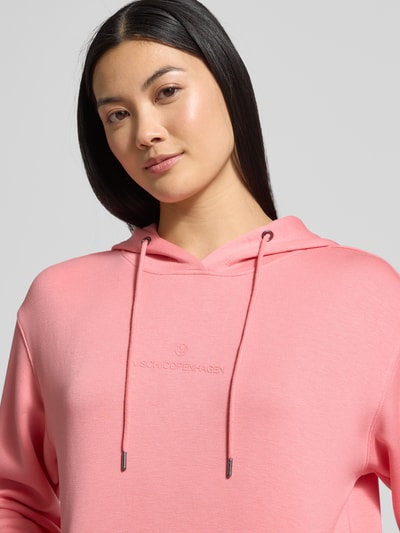Vrouwenmodel draagt roze Hoodie aus Viskose-Mix mit Logo Modell 'IMA' van MSCH Copenhagen, regular fit, logo, Nahaufnahme bovenlichaam.
