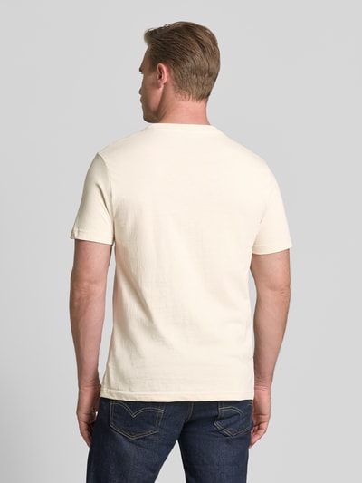 Männermodel trägt T-Shirt mit Rundhalsausschnitt und Label-Print von PME Legend, puur katoen, regular fit, ruglengte maat M 64 cm, Ganzkörperansicht Rückansicht.