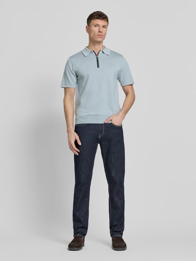 Männermodel trägt Regular Fit Poloshirt mit Reißverschluss von PAUL SMITH in Hellblau, Reine Baumwolle, Kontraststreifen, Ganzkörperansicht von vorne. Rückenlänge bei Größe M: 67 cm.