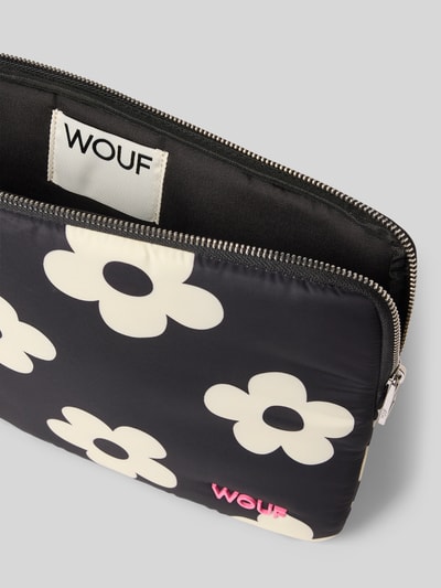Produktfoto, Laptoptasche mit floralem Allover-Print Modell 'Daisy' von WOUF, dunkler Hintergrund, große cremefarbene Blumen, glatte Textur, Hauptfach mit Reißverschluss, Logo-Applikation
