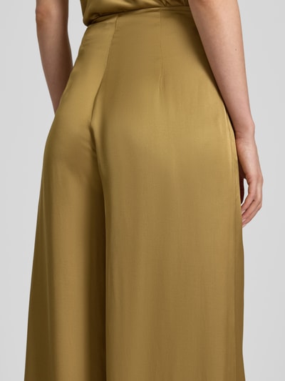 Frauenmodel trägt Stoffhose aus Viskose in Satin-Optik mit Reißverschluss von Jake*s Cocktail, Wide-Leg-Fit, Detailaufnahme Rückansicht.