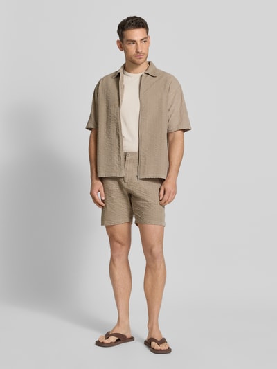 Männermodel trägt Straight Fit Shorts mit Strukturmuster von JAKE*S STUDIO MEN im Beige-Ton, Baumwoll-Mix, Eingrifftaschen, Ganzkörperansicht von vorne.