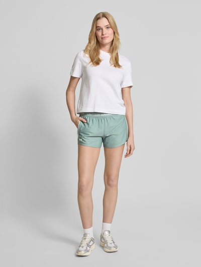 Under Armour Relaxed Fit Shorts mit elastischem Label-Bund Schilf 1