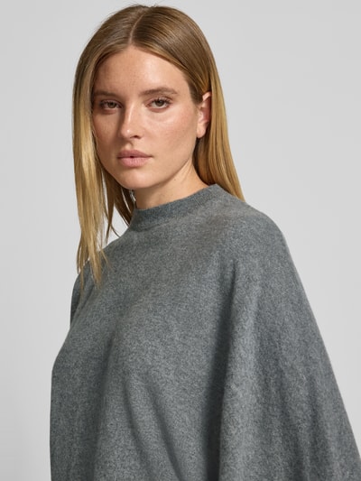 Frauenmodel trägt Relaxed Fit Pullover aus reinem Kaschmir in Strick-Optik von HERZENS, grau meliert, Nahaufnahme Oberkörper.