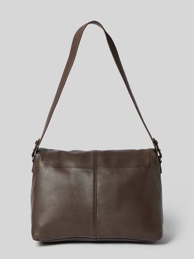Produktfoto, Crossbody Bag aus echtem Leder Modell 'Fiona' von LIEBESKIND BERLIN mit Überschlag, Schulterriemen, Magnetverschluss, Logo-Prägung, Breite 35 cm, Länge 25 cm, Tiefe 15 cm, Länge Schulterriemen 85 cm, glatte braune Oberfläche