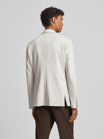 Männermodel trägt Slim Fit 2-Knopf-Sakko mit Pattentaschen von ATELIER TORINO in Beige, glatte Textur, Rückansicht, Ganzkörperansicht