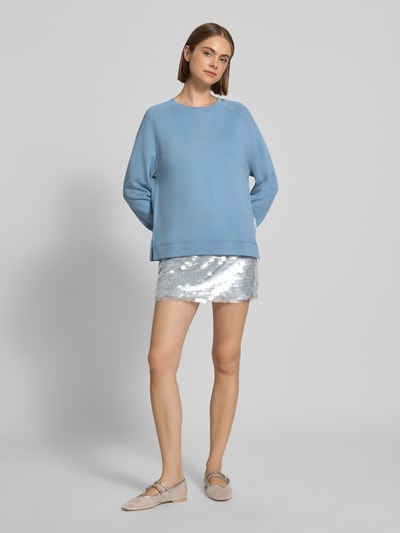 Frauenmodel trägt Regular Fit Sweatshirt aus reiner Baumwolle von Marc O'Polo in Hellblau, glatte Textur, Ganzkörperansicht von vorne, Damen Sweatshirt von Marc O'Polo DENIM.