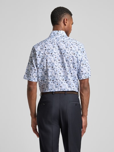 Männermodel trägt Regular Fit Business-Hemd mit floralem Muster und Kentkragen von OLYMP, Baumwolle, Rückenansicht, Ganzkörperansicht Rückansicht.