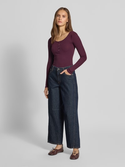Vrouwenmodel draagt Slim Fit shirt met lange mouwen uit katoenmix Model 'KITTE' van PIECES, look: effen, ribstructuur, henley-hals, Ganzkörperansicht von voren.