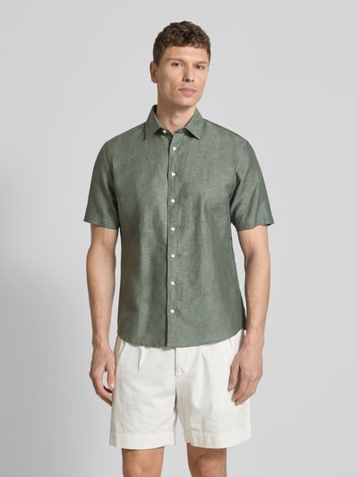 Männermodel trägt Slim Fit Freizeithemd aus Leinen-Mix von Jake*s in Grün, Kurzarm, Kentkragen, Ganzkörperansicht von vorne.