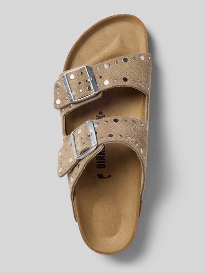 Produktfoto, Sandalette aus Leder mit Nieten Modell 'Arizona Rivet' von Birkenstock in Beige, Riemen mit Dornschließe, 4 cm Absatz, Schlupfform, strukturierte Oberfläche