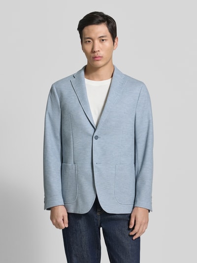 Männermodel trägt Slim Fit 2-Knopf-Sakko mit Strukturmuster von Pierre Cardin in Hellblau, Material-Mix mit Stretch-Anteil, Ganzkörperansicht von vorne. Rückenlänge 75 cm, Schulterbreite 43 cm, Ärmellänge 66 cm, Reverskragen, AufgesetzteTaschen, Größe 50.