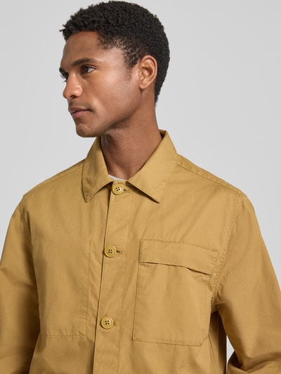 Männermodel trägt Regular Fit vrijetijdsoverhemd uit puur katoen van Barbour in lichtbruin, Nahaufnahme Oberkörper, heren vrijetijdsoverhemd.