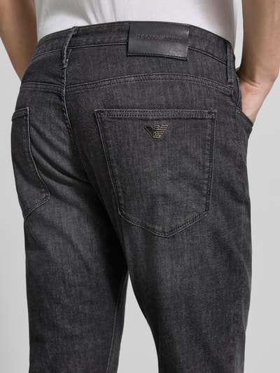 Männermodel trägt Jeans mit Eingrifftaschen von Emporio Armani, grauer Baumwoll-Mix mit Stretch-Anteil, Detailaufnahme Rückansicht.