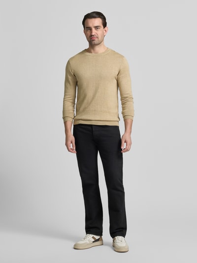 Männermodel trägt beigen Strickpullover mit gerippten Abschlüssen Modell 'BELLS' von Casual Friday, Baumwoll-Lyocell-Mix, Ganzkörperansicht von vorne