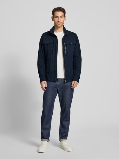 Männermodel trägt Regular Fit Jacke aus reiner Baumwolle von Tom Tailor in Two-Tone-Optik mit Reißverschluss, Eingrifftaschen, Innentasche, Ganzkörperansicht von vorne.