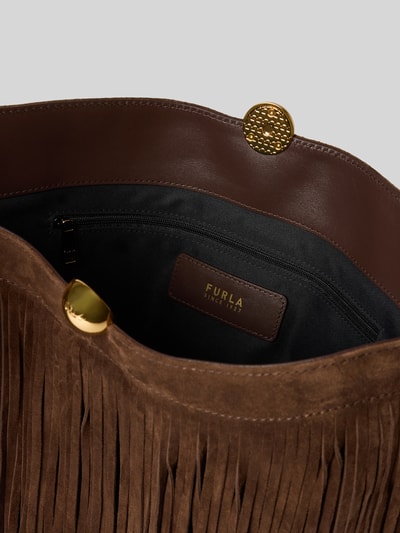 Produktfoto, Shoulder Bag aus echtem Leder Modell 'SFERA' von FURLA mit Fransenbesatz in Braun, Innenfach mit Reißverschluss, Magnetverschluss, Nahaufnahme