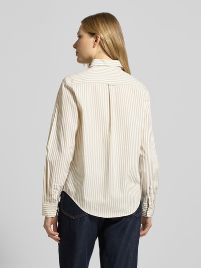 Frauenmodel trägt Regular Fit Bluse mit Streifenmuster und Label-Stitching von Gant in Weiß-Gelb, Rückenansicht, Ganzkörperansicht Rückansicht. Bluse aus reiner Baumwolle mit Hemdblusenkragen, 65 cm Rückenlänge, 61 cm Ärmellänge.