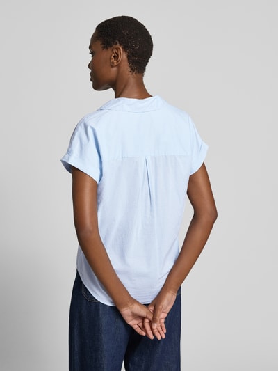 Frauenmodel trägt hellblaue Regular Fit Bluse mit Brusttasche Modell 'DINAH' von Soyaconcept aus Baumwolle, Rückenansicht, Ganzkörperansicht.