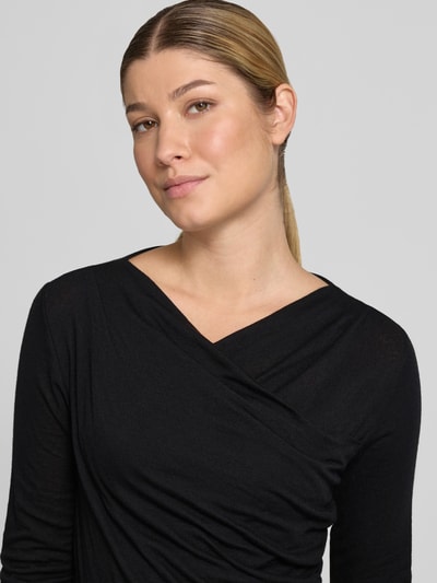 Frauenmodel trägt Longsleeve aus Lyocell-Mix in Wickel-Optik von windsor., Schwarz, Slim Fit, weiche Textur, Nahaufnahme Oberkörper.