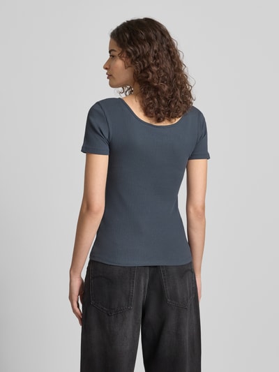 Modelka kobieca nosi Slim Fit T-Shirt aus Baumwoll-Mix Modell 'KITTE' od Pieces, kolor jednolity, materiał prążkowany, krótki rękaw, widok całej sylwetki z tyłu.