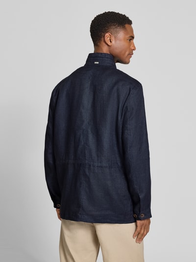 Męski model nosi Leinenjacke mit Stehkragen und Pattentaschen od bugatti, len, krój regular fit, kolor granatowy, widok całej sylwetki z tyłu