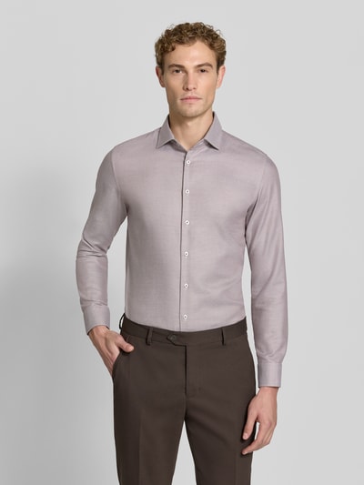 Männermodel trägt Slim Fit Businesshemd aus reiner Baumwolle Modell 'New Kent Patch' von Seidensticker, dezentes Hellgrau, Ganzkörperansicht von vorne, Herren Businesshemd von Seidensticker.