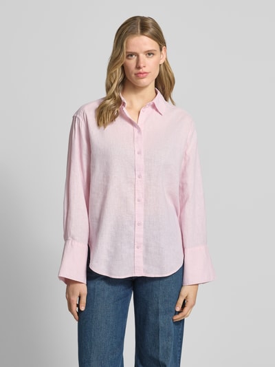 Frauenmodel trägt Regular Fit Bluse aus Leinen-Baumwoll-Mix von Gina Tricot, rosa, Hemdblusenkragen, Knopfleiste, Ganzkörperansicht von vorne. Rückenlänge bei Größe S: 74 cm, Ärmellänge bei Größe S: 60 cm.