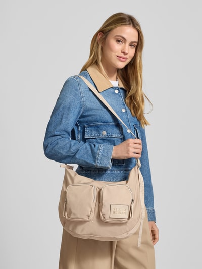 STUDIO BERLIN Umhängetasche mit Label-Patch Modell 'TEGEL' Sand 1