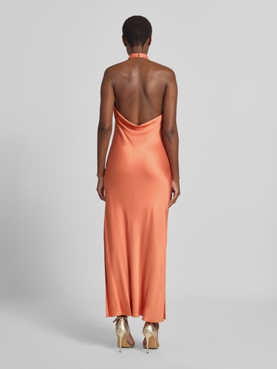 Frauenmodel trägt figurbetontes Cocktailkleid aus reiner Viskose von Jake*s Cocktail in glänzendem Orange, Ganzkörperansicht Rückansicht.