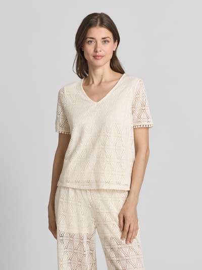 Frauenmodel trägt Regular Fit T-Shirt in Heckel-Optik Modell 'MAYA' von Vero Moda, Optik:Unifarben, Passform:Regular-Fit, Optik:Allover-Muster, Ausschnitt:V-Ausschnitt, Ärmelform:Kurzarm, beige, strukturierte Oberfläche, Ganzkörperansicht von vorne.