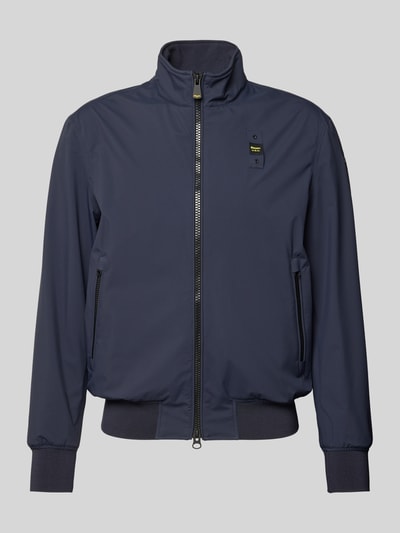 Produktfoto, dunkelblaue Jacke mit Label-Patches Modell 'Anson' von Blauer Usa, Reißverschlusstaschen, gerippte Abschlüsse, glatte Textur