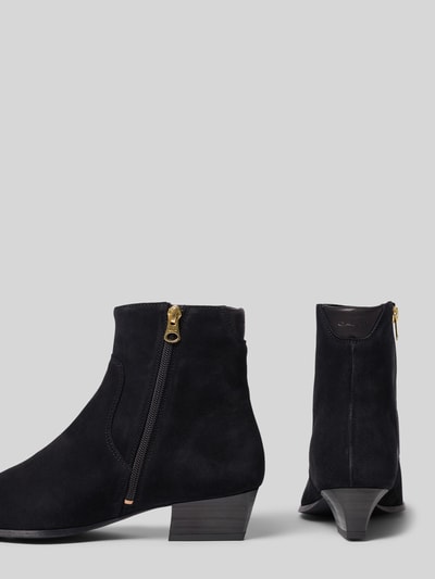Produktfoto, schwarze Stiefeletten aus echtem Rindsleder Modell 'Bassotte' von GANT, samtige Textur, goldener Reißverschluss, Damen Stiefeletten von GANT