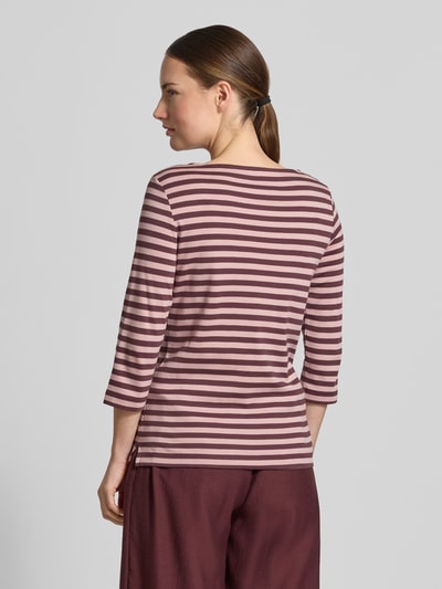 Frauenmodel trägt Longsleeve mit 3/4-Arm von Christian Berg Woman, gestreift in Rosa und Braun, reine Baumwolle, gerader Schnitt, Rückenlänge 57 cm, Ganzkörperansicht Rückansicht.